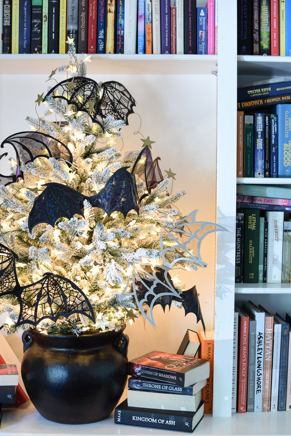 acotar themed christmas tree decorated with illyrian wings